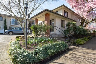 Building Photo - Charming Irvington Flat with Classic Style!