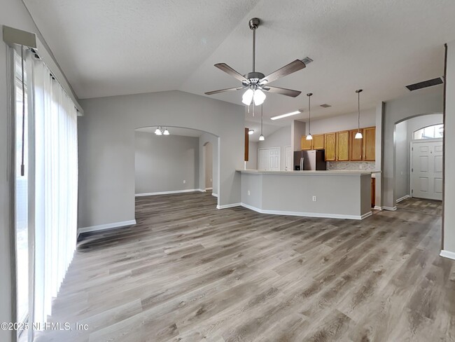 Building Photo - 2450 Creekfront Dr