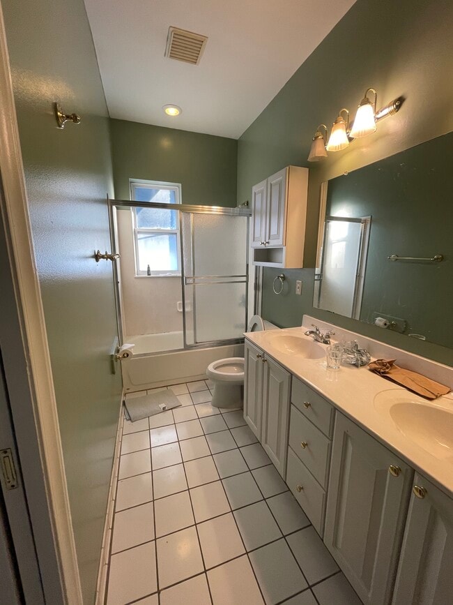 Building Photo - 1694 N High St