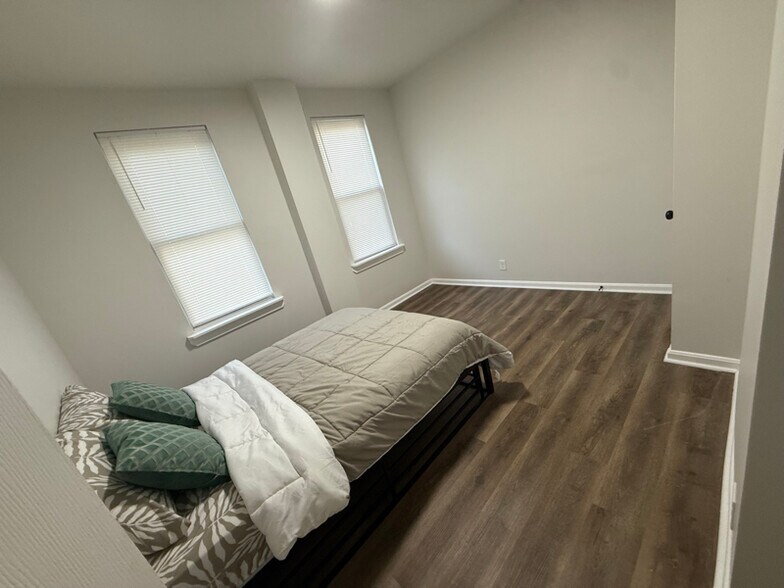 Building Photo - 1 Maple Ave