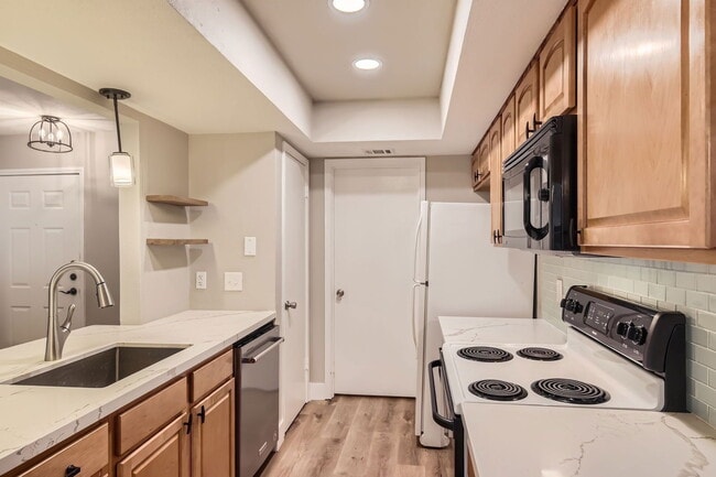 Building Photo - 512 Eberhart Ln