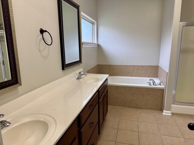 Building Photo - 40 Lake Front Dr N