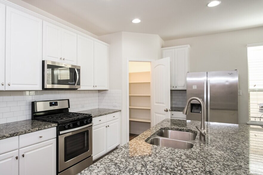 Building Photo - 200 Diamond Point Dr