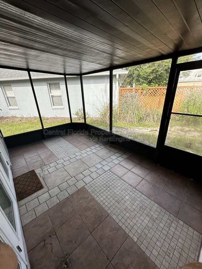 Building Photo - 13701 Meadowpark Ave
