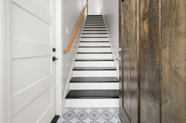 Building Photo - 323 E 24th St