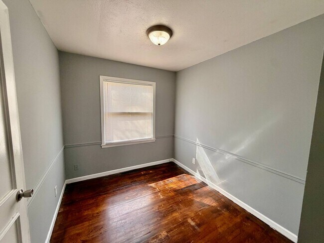 Building Photo - 6002 Farley Ave