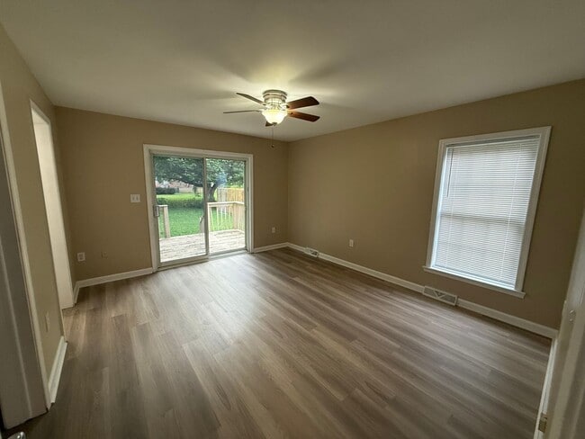 Building Photo - Lyndon Area!
