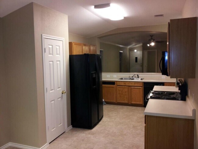 Building Photo - 204 Quail Hollow Dr