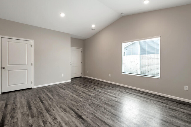 Building Photo - 1341 Azena St