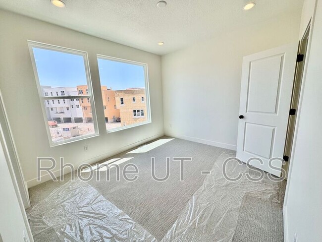 Building Photo - 1489 Creek Ln