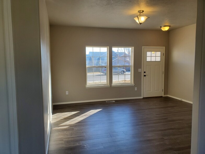 Living Room - 776 Parkwood Dr