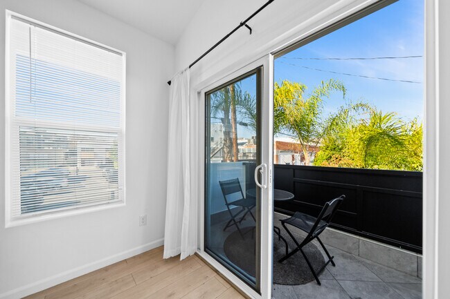 Building Photo - 355 S Sycamore Ave