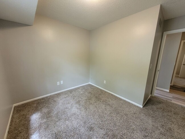 Building Photo - 3 Bedroom with Fenced Yard!