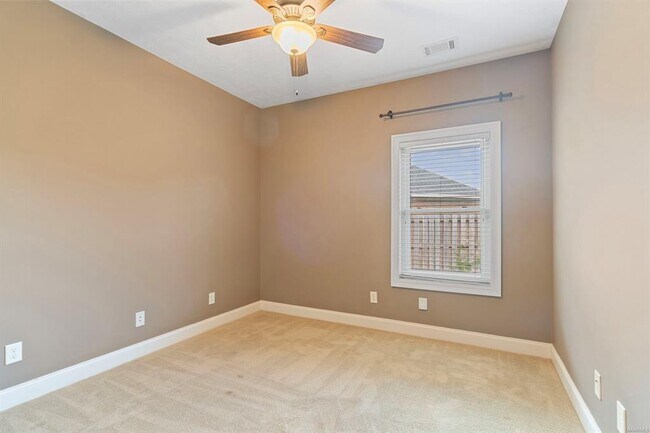 Building Photo - 704 Briarcliff Pl