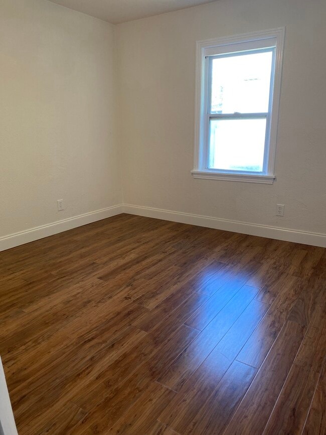 Building Photo - 129 36th Ave NE