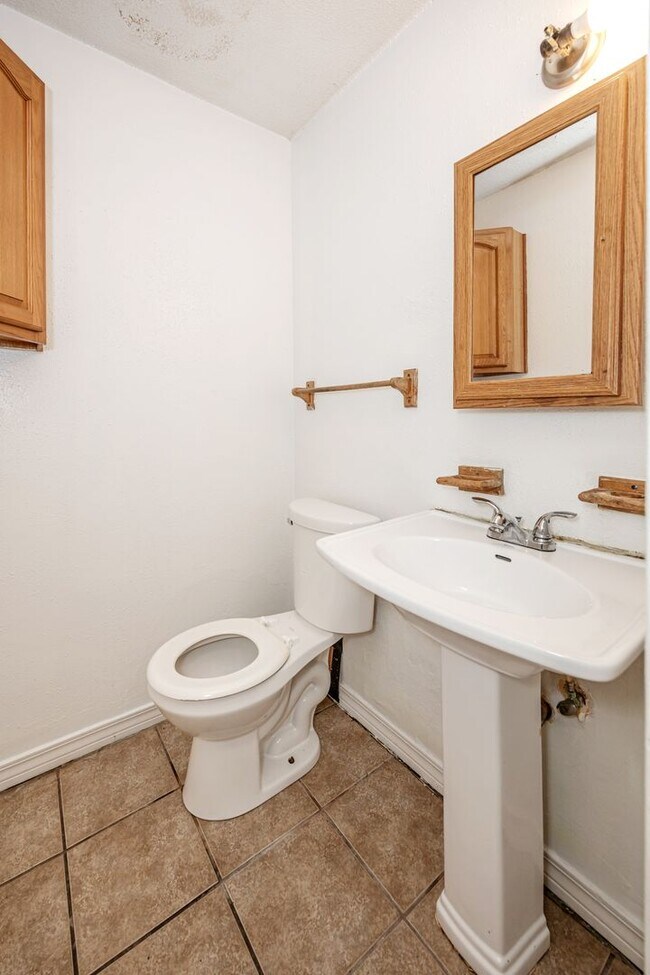 Building Photo - 5612 Rose Dr
