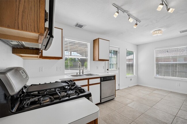Building Photo - 1806 Oak Ridge Dr