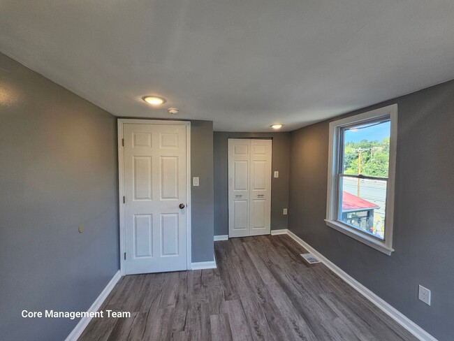 Building Photo - Fully Renovated 4 bedroom 1 bath home in B...