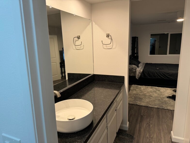 primary bathroom - 2700 Cahuenga Blvd E