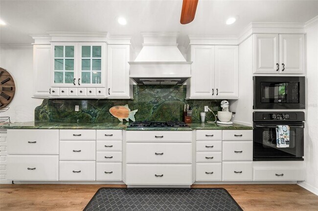 Building Photo - 2551 Lakeview Dr