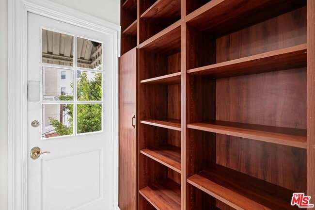 Building Photo - 420 S Beverwil Dr