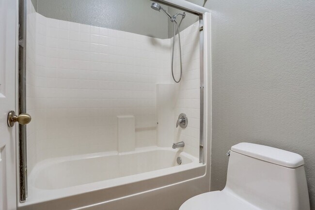 Building Photo - 3 Bedroom Home in Cul De Sac Available Now...