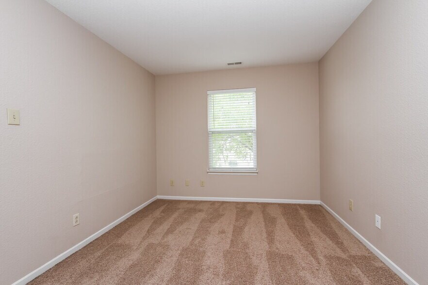 Building Photo - 105 Winterwood Dr