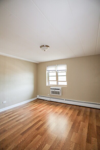 Building Photo - 7300 N Ridge Blvd