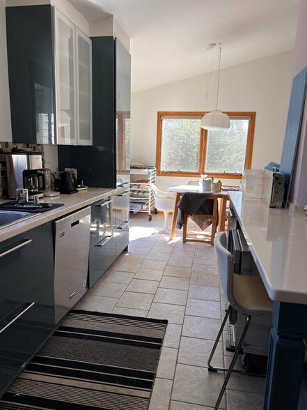 Building Photo - 314 W 8th Ave