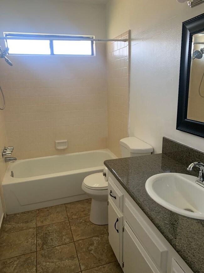 Building Photo - Clean 3 Bedroom / 2 Bathroom House in Sout...