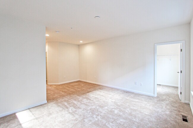 Building Photo - 13652 Endeavour Dr