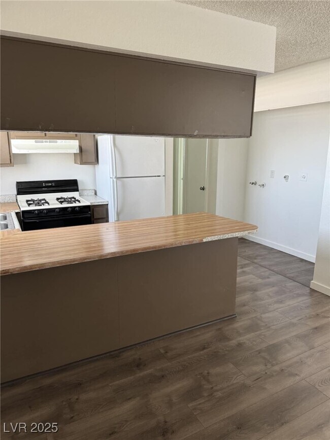 Building Photo - 2377 Exeter Dr