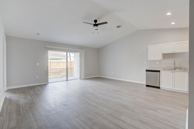 Building Photo - 9242 Roan Ln