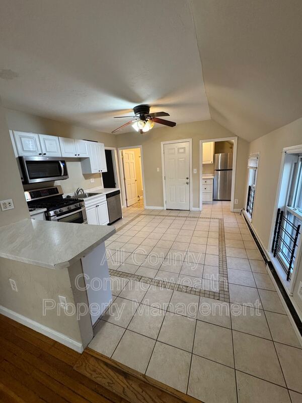 Building Photo - 56 Parker St