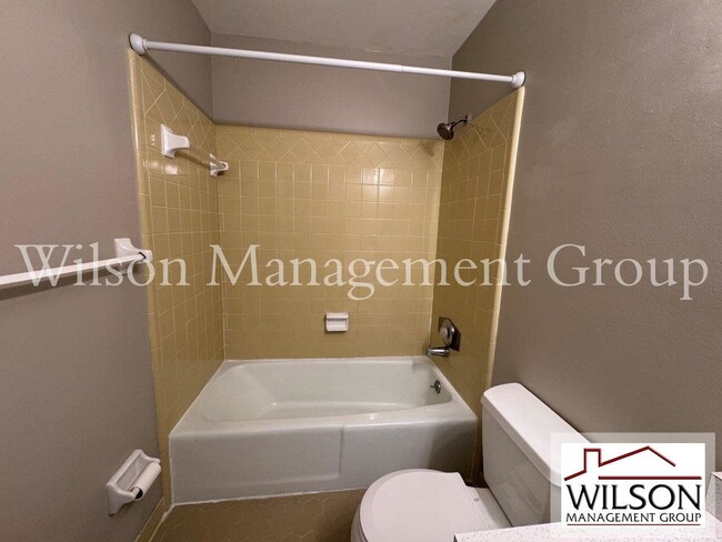 Building Photo - 623 Rugby St