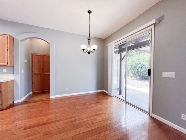 Building Photo - Spacious Single Story 3 Bd, 2 Ba Home in S...