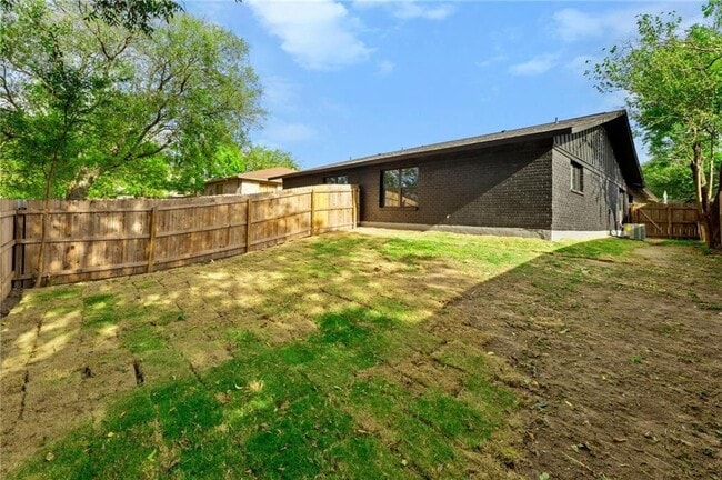 Building Photo - 1605 Rutland Dr