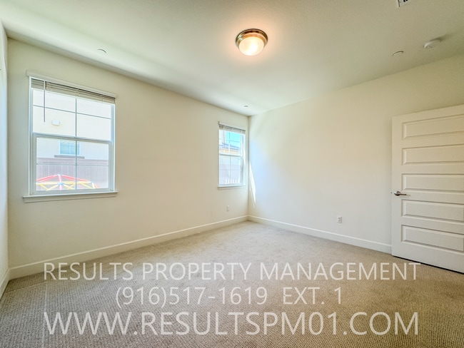 Building Photo - Newer Upgraded 3 Bed 2.5 Beautiful Home