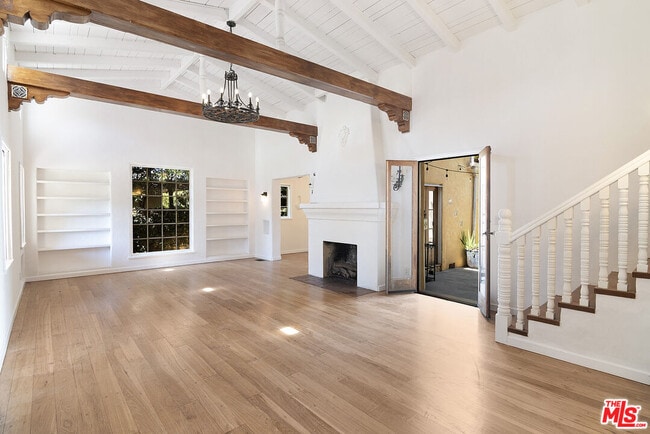 Building Photo - 731 San Vicente Blvd