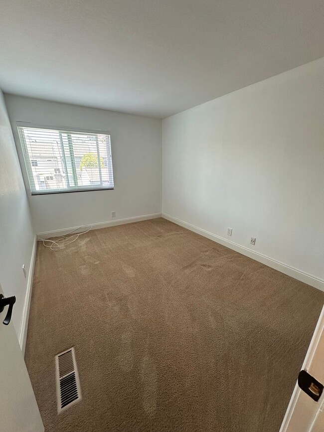 Building Photo - 3 Bed 1.5 Bath Townhome In Walnut Creek W/...