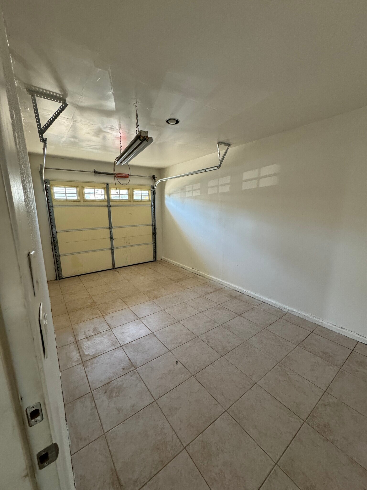 Building Photo - 831 W Walnut Ave