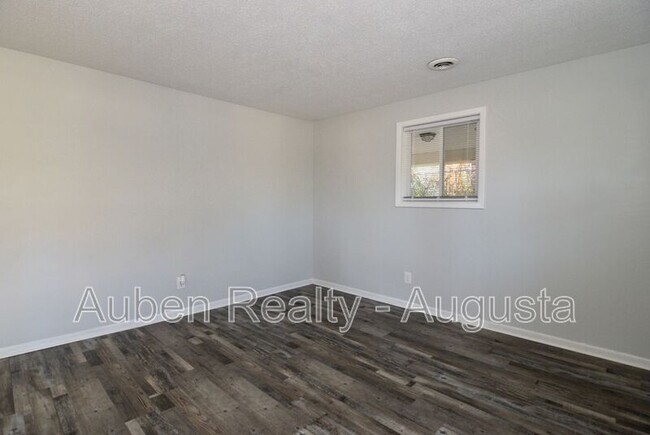 Building Photo - 524 Laverne Ave