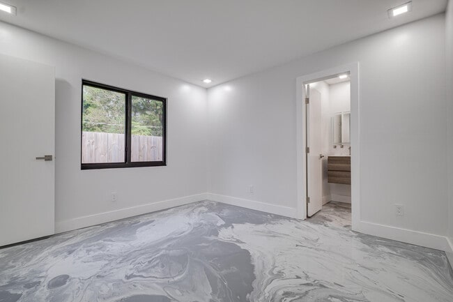 Building Photo - 1126 NW 4th Ave