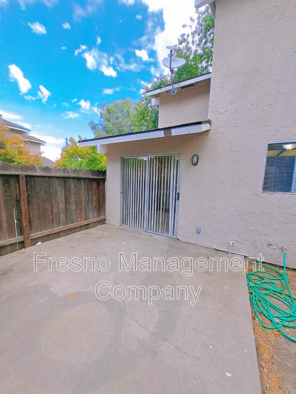 Building Photo - 4765 N Cedar Ave