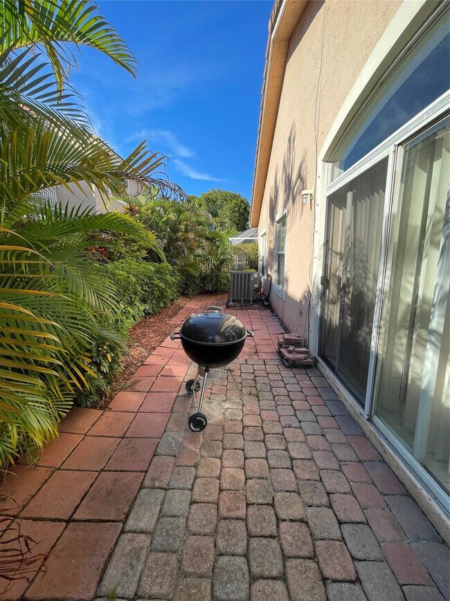 Building Photo - 932 NW 126th Terrace