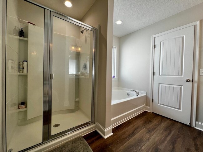 Building Photo - AVAILABLE LATE JANUARY (One Pet Only)