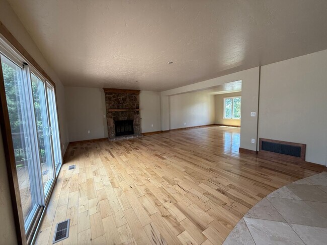 Building Photo - 5BD/4BA/3 car garage w Flat Yard Cheyenne ...