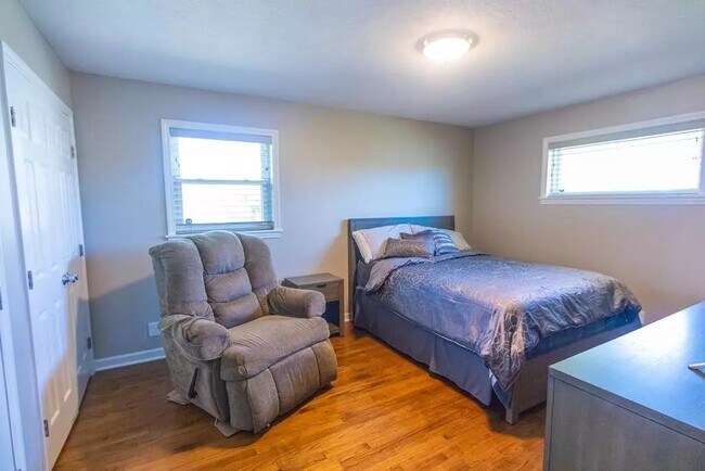 Building Photo - 614 Camellia St N E