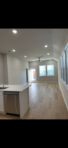 Building Photo - 527 Ridgedale Dr