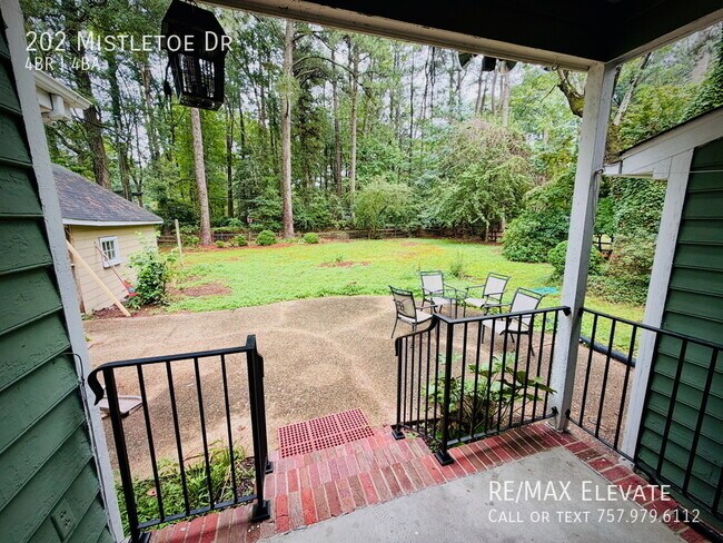 Building Photo - 202 Mistletoe Dr